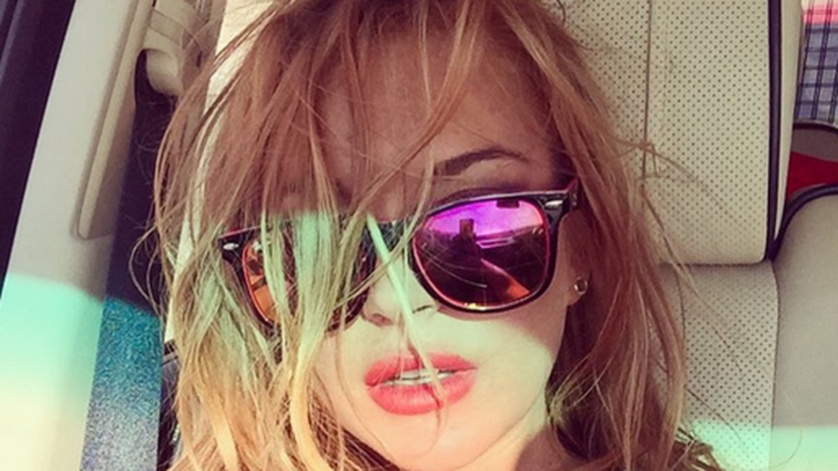 Lindsay Lohan tar en solig selfie. 